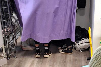 Foto der Umkleide in der AWO Boutique Schötmar, in der mehrere Personen gleichzeitig anprobieren