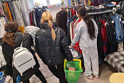 Foto von 3 Mädchen in der Boutique