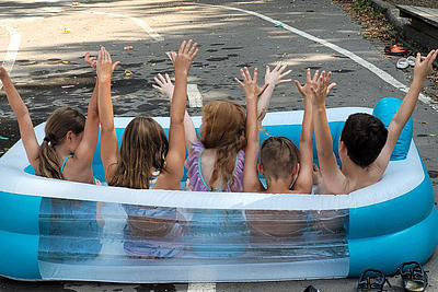 Foto von Kindern, die in einem kleinen Pool sitzen