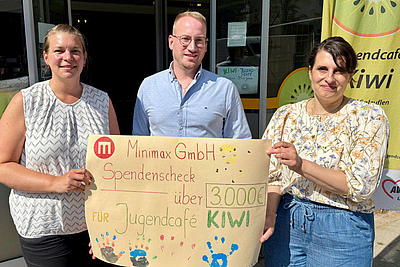 Foto vor dem Jugendcafé Kiwi mit Ana-Cathrin Wolff (Fachberatung AWO Lippe), Sean Wölkert (Minimax GmbH), Anne Cheremukhin (Leitung Jugendcafé KIWI)